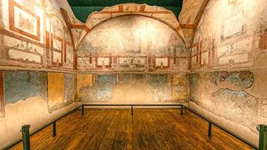 تُعرض  لوحات جدارية قديمة للجمهور عند زيارتهم حمامات "كاراكالا" القديمة في روما